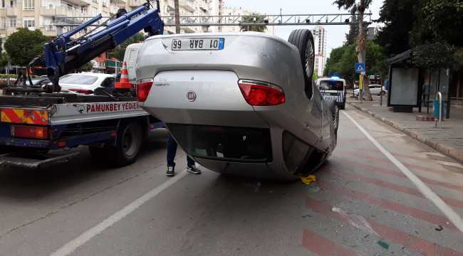 Adana'da ağaca çarpan otomobil devrildi