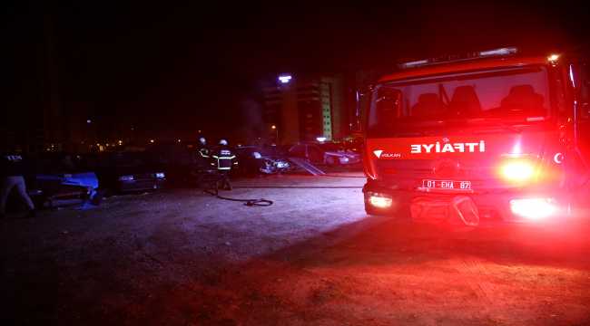 Adana'da boş arazideki hurda otomobiller yandı 