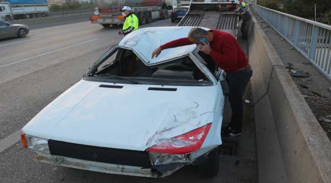 Adana'da devrilen otomobildeki iki kişi yaralandı 