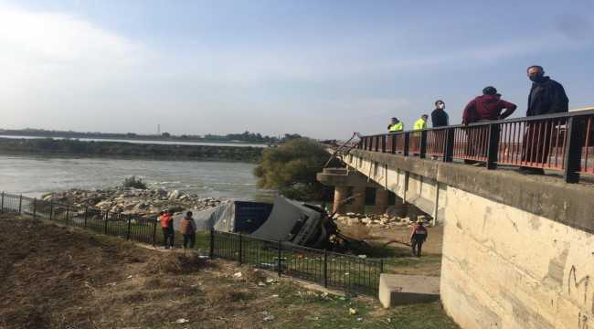 Adana'da kontrolden çıkan tır köprüden düştü