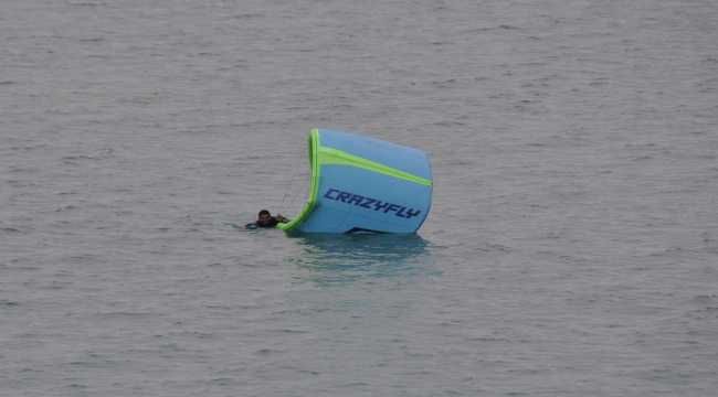 Adana'da paraşütçünün suya düştüğünü zanneden vatandaşlar polisten yardım istedi