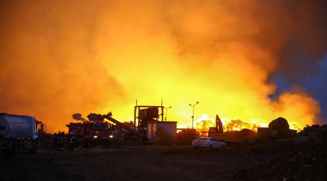 Adana'da yıldırım düşen enerji tesisinde çıkan yangına müdahale ediliyor