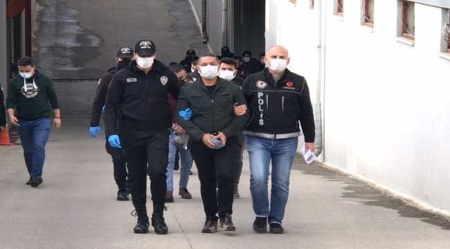 Adana'daki uyuşturucu operasyonunda yakalanan 17 zanlıdan 11'i tutuklandı