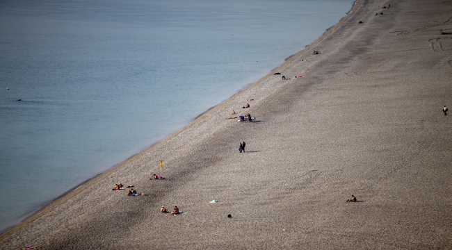 Antalya'da 65 yaş ve üstü vatandaşların güneş keyfi