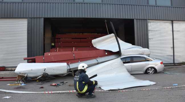 Antalya'da demir profillerin altında kalan kişi yaralandı 