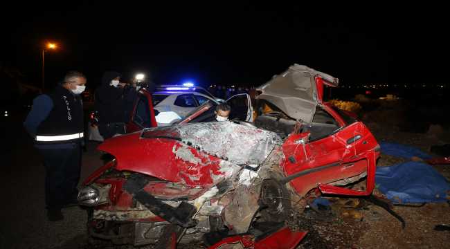 Antalyada otomobille kamyon çarpıştı: 2 ölü