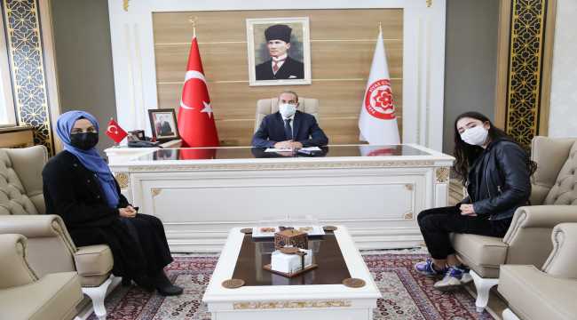 Cumhuriyet Üniversitesi Rektörü Yıldız öğrencilere tablet hediye etti 