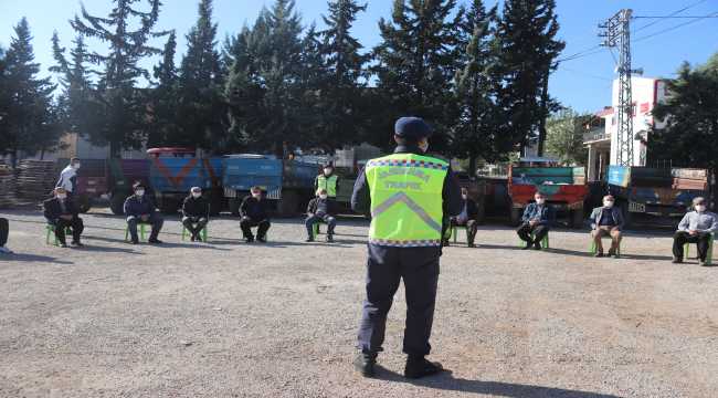 Düziçi'nde traktör sürücülerine reflektör dağıtıldı
