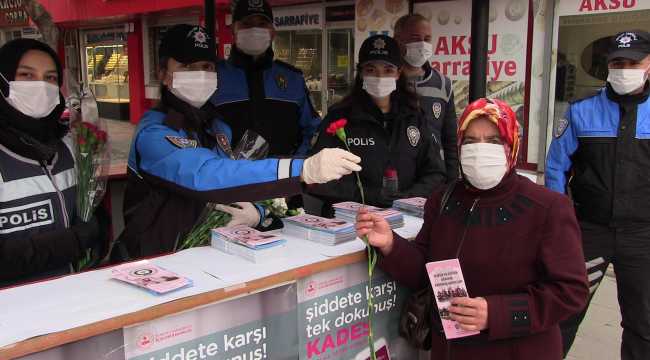 Elbistan'da polis ekipleri kadına şiddete karşı uyarıp karanfil dağıttı