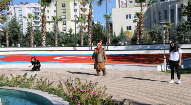 Erdemli'de sokak tiyatrosuyla kadına şiddete dikkat çektiler