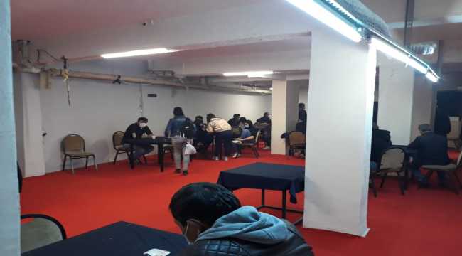 Mühürlü dernek binasında kumar oynayanlara ceza yağdı