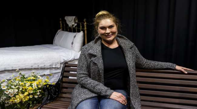 Evinin garajını tiyatroya çeviren Miraç Eronat öğrencileriyle oyun sahnelemeye hazırlanıyor