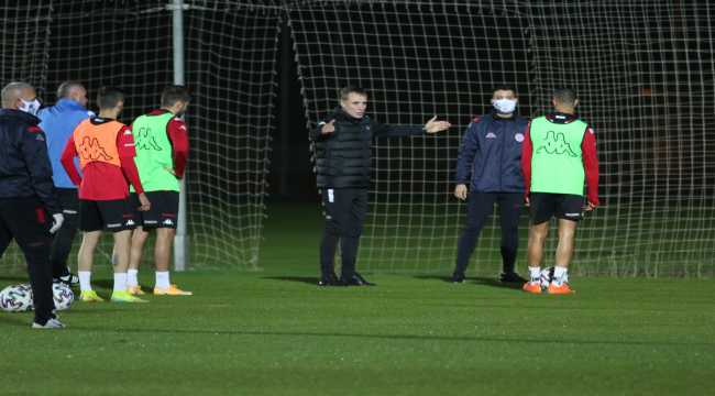 Fraport TAV Antalyaspor'da Ersun Yanal, takımla ilk antrenmanına çıktı