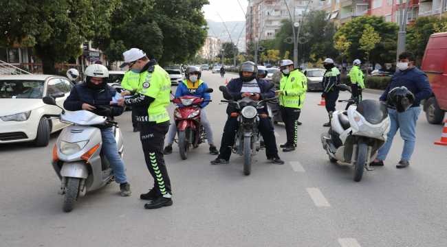 Hatay'da kasksız yakalanan motosiklet sürücüleri ceza yerine broşürle uyarıldı