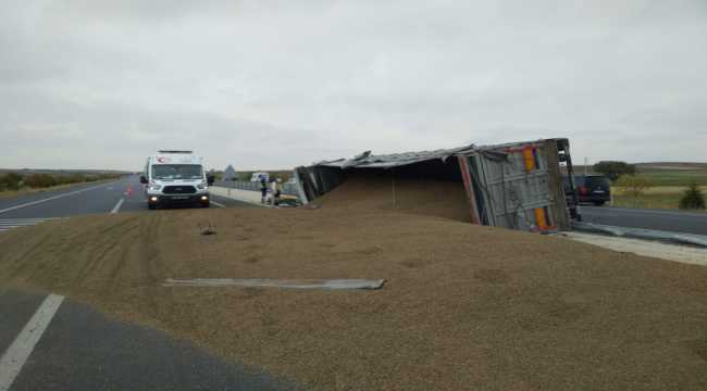 Ilgın'da buğday yüklü tır devrildi: 1 yaralı