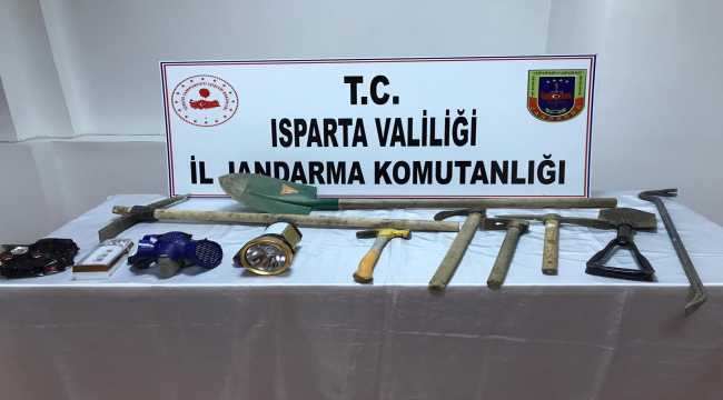 Isparta'da antik kentte kaçak kazı yapan 7 kişi yakalandı 