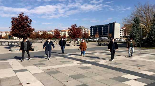 Gençler 'sosyal mesafe' yürüyüşüyle dikkati çekti