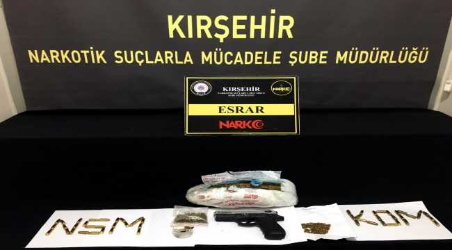Kırşehir'de narkotik köpeğiyle arama yapılan iki otomobilde uyuşturucu ele geçirildi