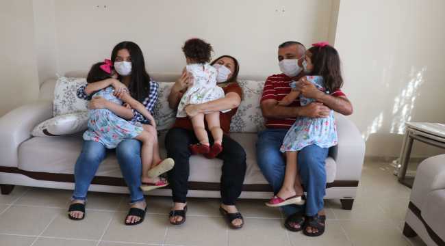 Kızlarının kardeş isteğini kırmayan çift üç çocuğa anne baba oldu 