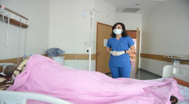 Koronavirüsü yenen hemşireler 'maskesiz dolaşmayın'