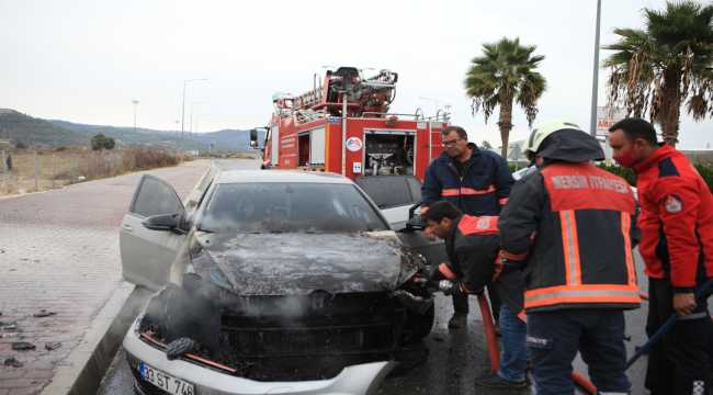 Mersin'de seyir halindeki otomobil yandı