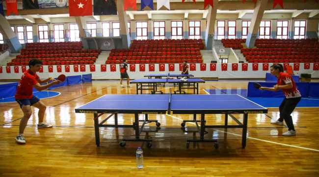 Milli masa tenisçi Sibel Altınkaya, olimpiyat vizesi için raket sallıyor