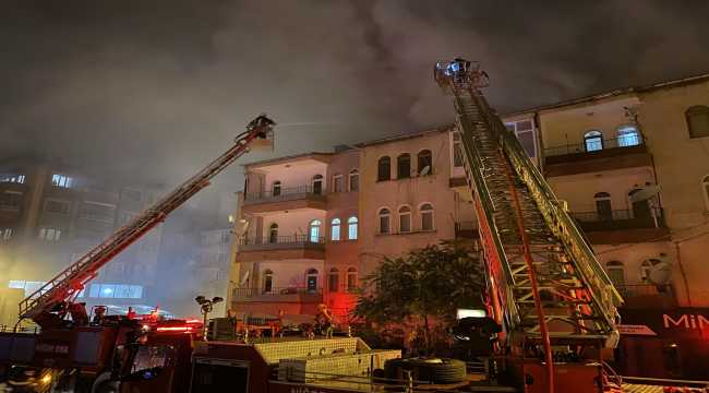 Niğde'de apartmanın çatısında çıkan yangın hasara neden oldu