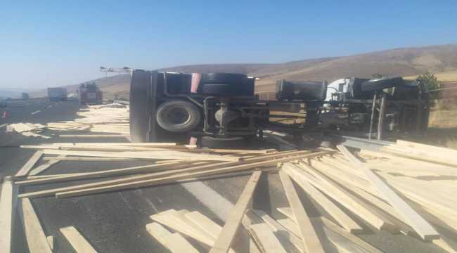 Niğde'de devrilen kamyonun sürücüsü öldü