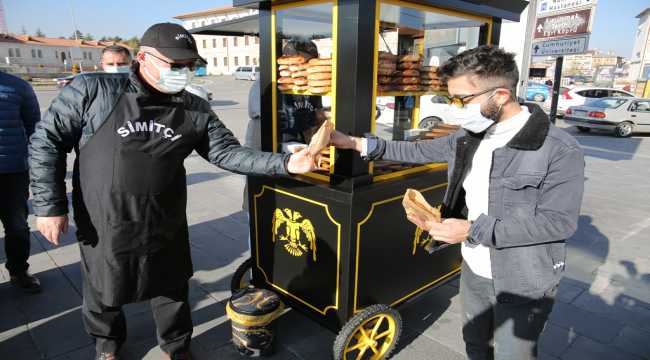 Sivas Belediyesi simitçilere tarihe dokuya uygun simit arabası hediye etti
