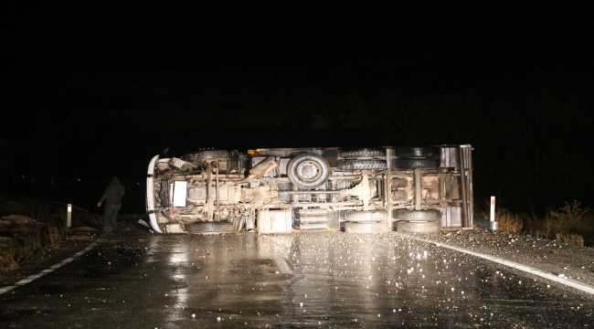 Sivas'ta devrilen kamyonun sürücüsü yaralandı 