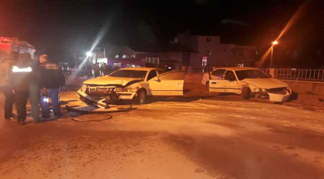 Sivas'ta iki otomobil çarpıştı: 2 yaralı