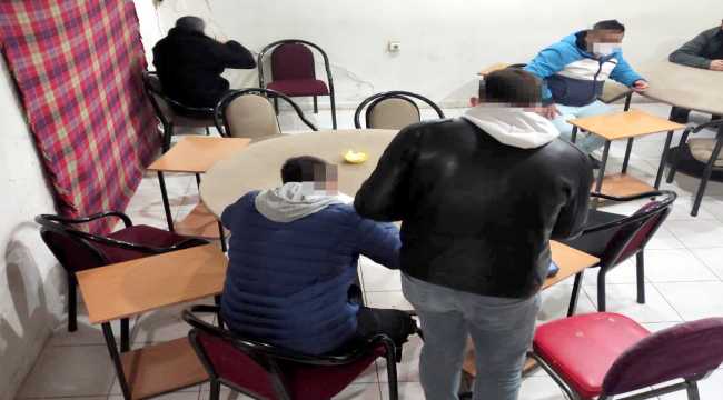 Sivas'ta Kovid-19 kısıtlamalarına uymayan kıraathane sahibi ve 16 müşteriye para cezası