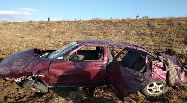 Sivas'ta otomobil şarampole devrildi: 4 yaralı 