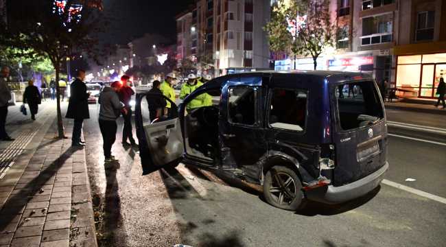 Sivas'ta otomobille hafif ticari araç çarpıştı: 3 yaralı
