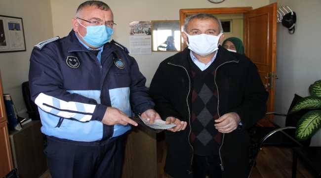 Sivas'ta polisler sokakta bulduğu para dolu cüzdanı sahibine teslim etti 