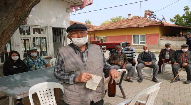Su kuyusuna, şişede not bırakma geleneğini bir asırdır yaşatıyorlar
