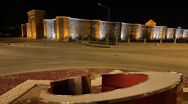 Sultanhanı Kervansarayı'na Azerbaycan bayrağı asıldı