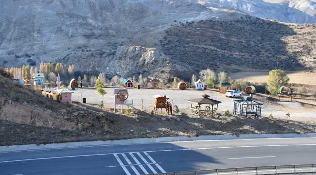 Torunlarına yaptığı ahşap çocuk evleri için Türkiye'nin dört bir yanından sipariş alıyor