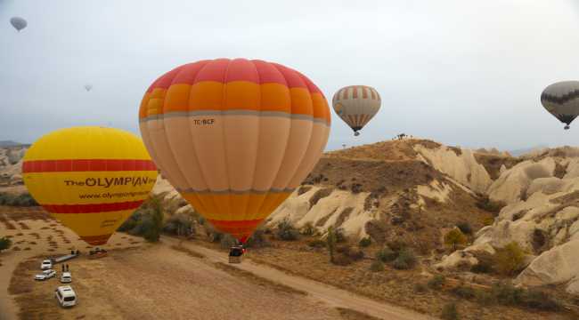Turistler Kapadokya'da sonbaharın renklerini gökyüzünden izliyor