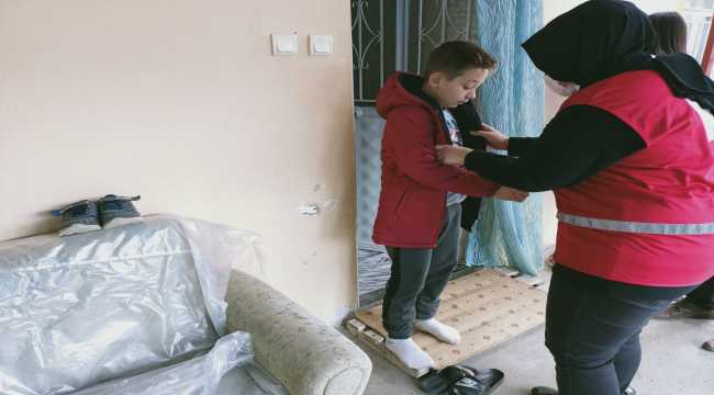 Türk Kızılay ihtiyaç sahibi çocukların yüzünü güldürdü