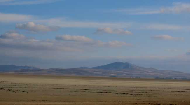 Yağış yetersizliğinden suyu çekilen Seyfe Gölü, göç yolundaki kuşlara mola verdirmedi