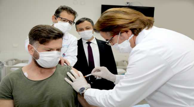 Yerli ve milli Kovid-19 aşı adayının ikinci dozu gönüllüye uygulandı