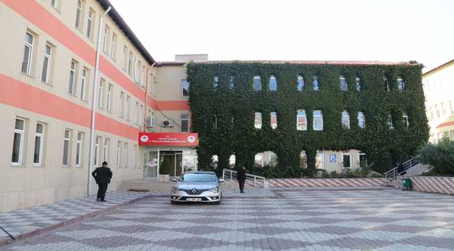 Yozgat Tarım ve Orman Müdürlüğü bahçesine dikilen sarmaşık binayı yeşile bürüdü