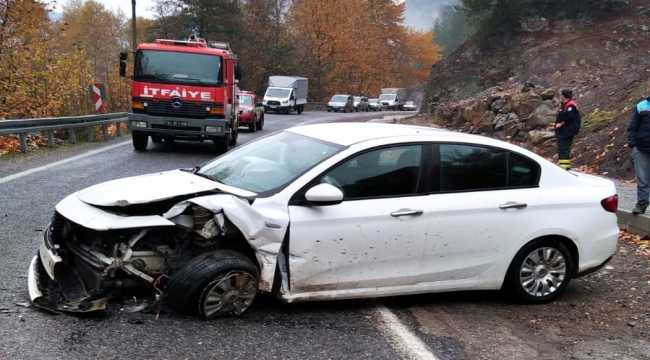 Adana'da iki otomobil çarpıştı: 3 yaralı 