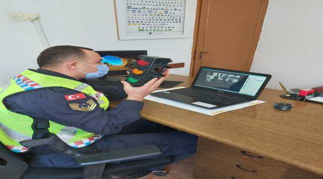 Adana'da jandarmadan öğrencilere trafik güvenliği eğitimi