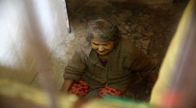Kapısı kilitli evinde düşen görme engelli kadının yardımına itfaiye koştu