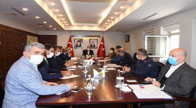 Adana'da Kovid-19 salgınıyla mücadele tedbirleri değerlendirildi