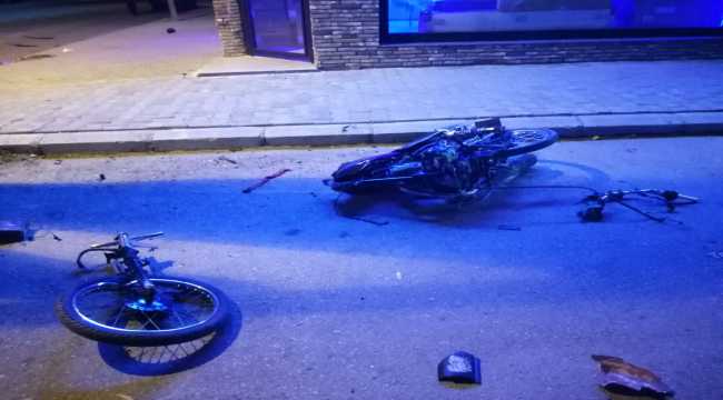 Adana'da motosiklet otomobile çarptı: 2 yaralı