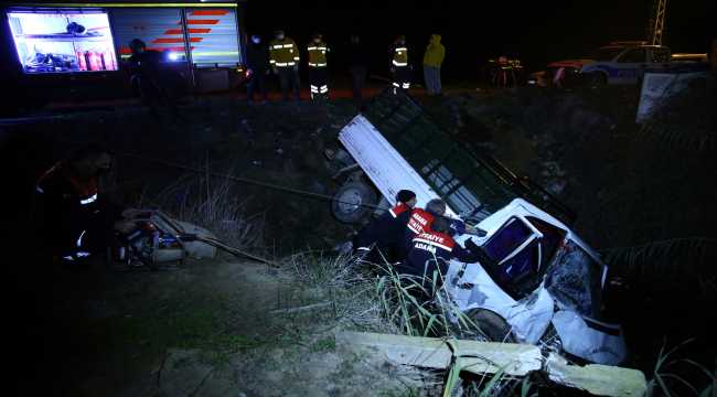 Adana'da pikap drenaj kanalına devrildi, 5 kişi yaralandı