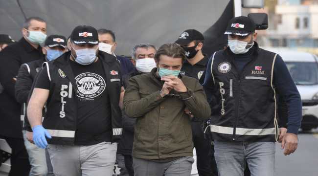 Adana'daki rüşvet operasyonunda gözaltına alınan 17 şüpheli adliyeye sevk edildi
